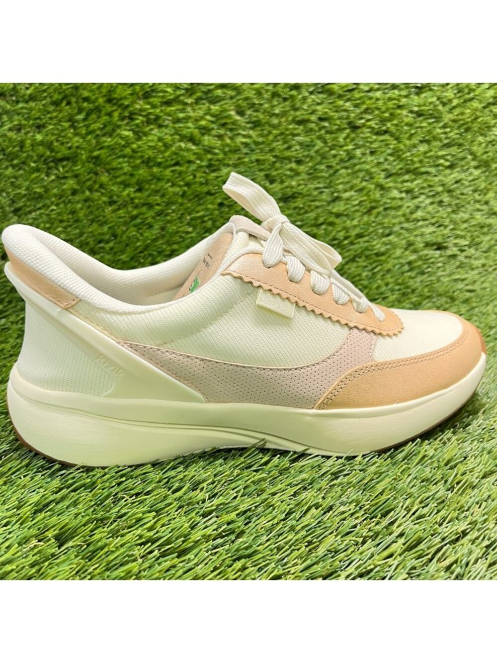 Kizik Paris Womens Size 7D Cream Tan Athletic Running Hands Free Shoes Sneakers